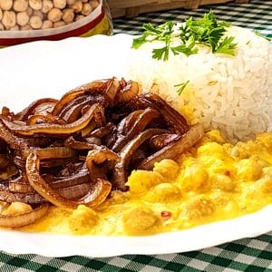 grão de bico com creme de milho e cebola caramelizada