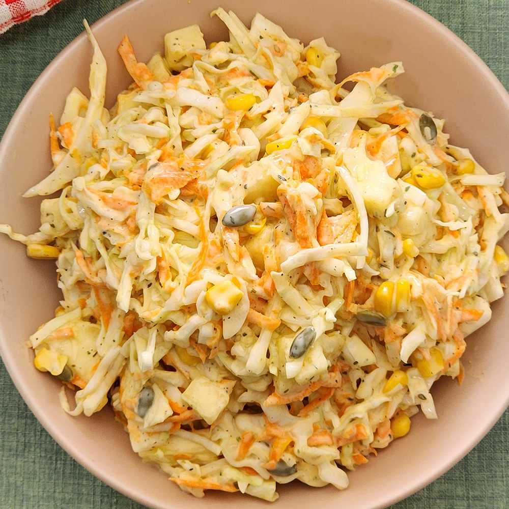 Salada Tropical de Repolho com Toque Especial
