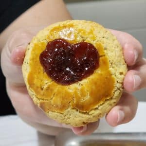broa de fubá com erva doce e goiabada