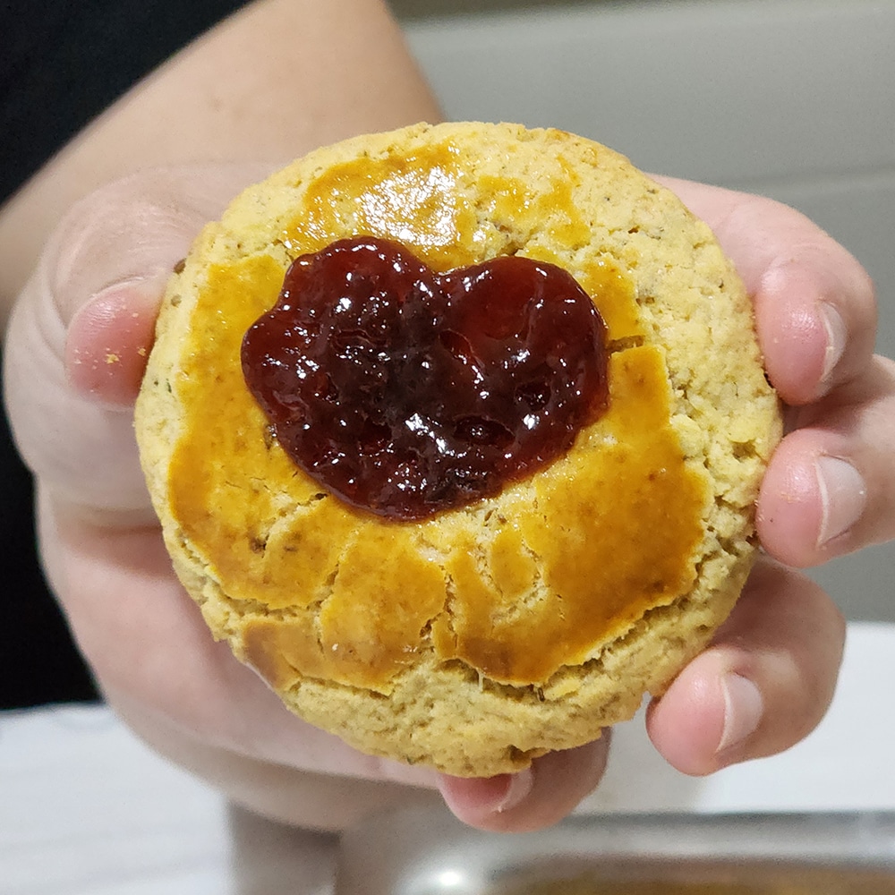 broa de fubá com erva doce e goiabada