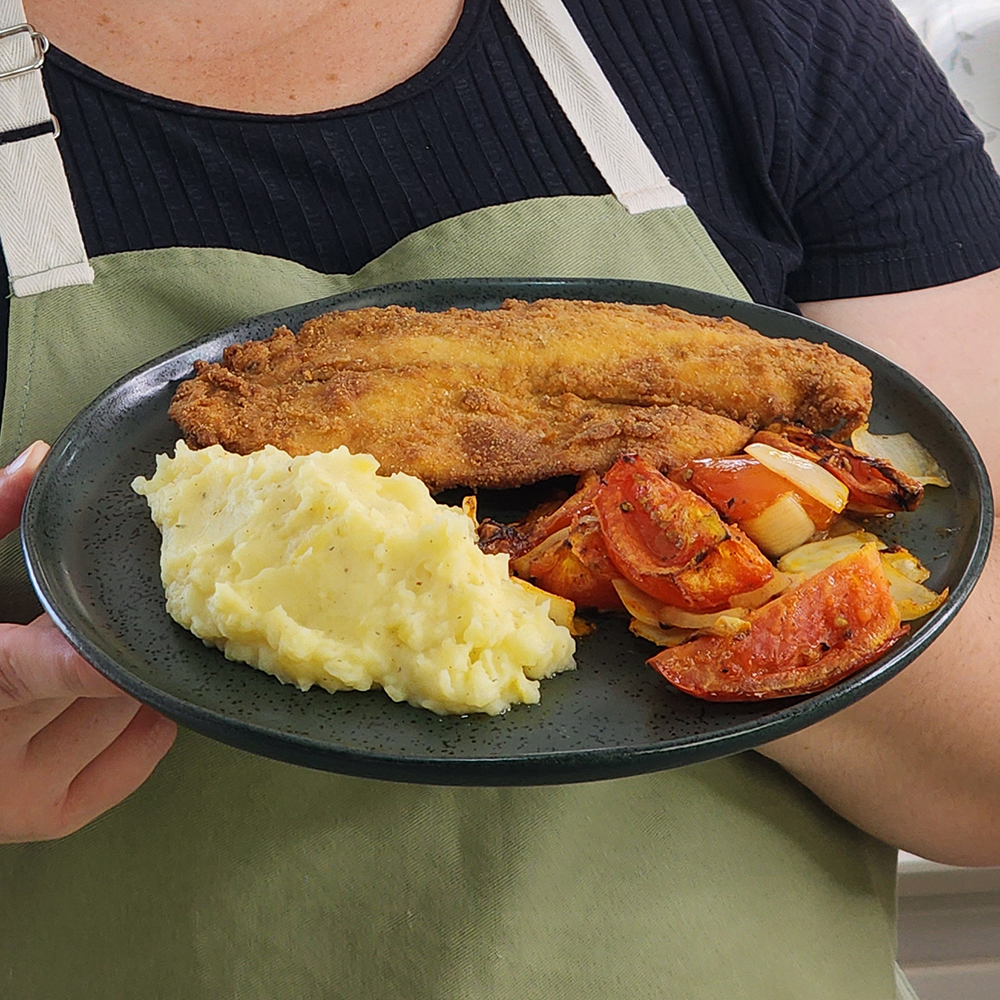 Tilápia Empanada com Purê Cremoso e Tomates