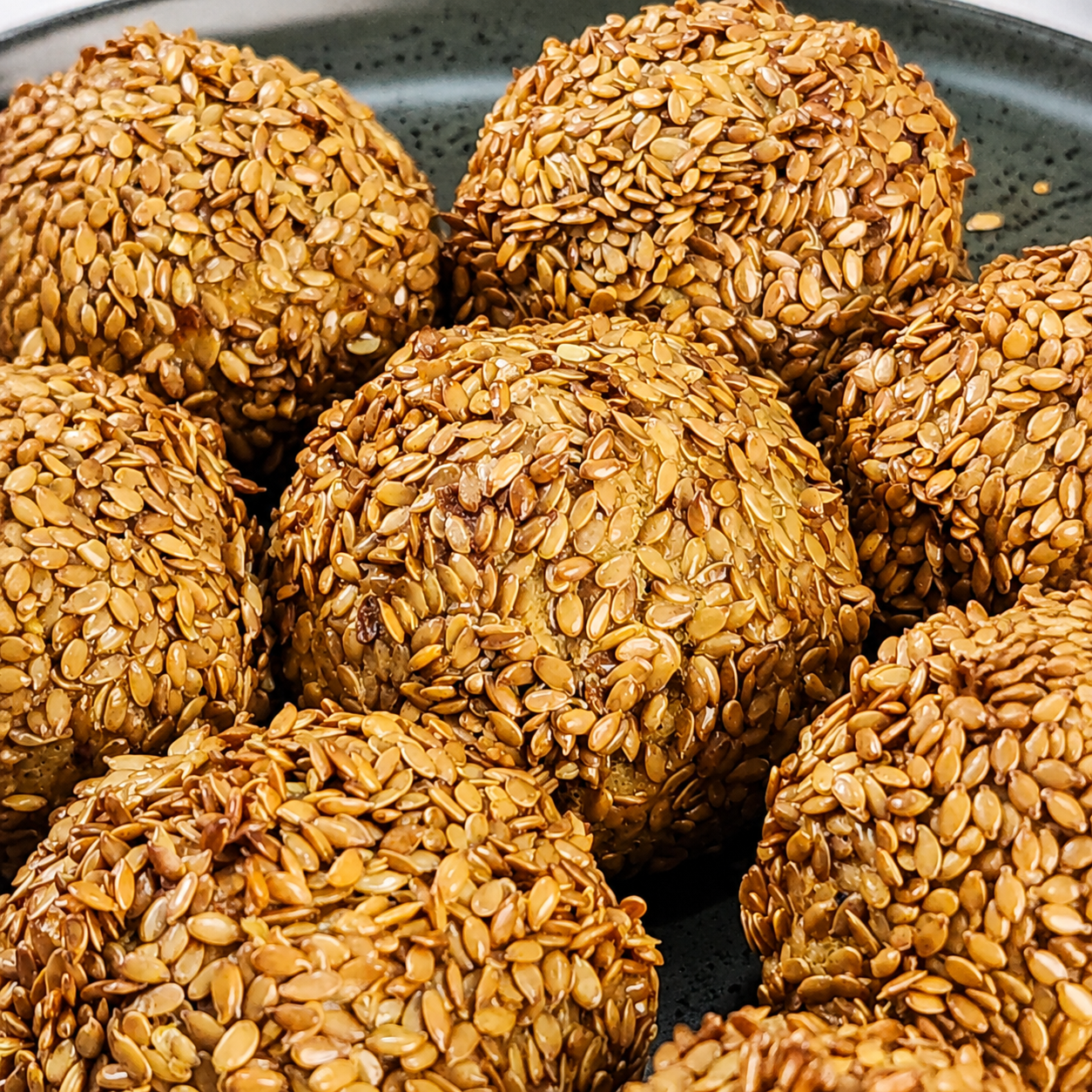 Bolinho de batata-doce com frango, muçarela e linhaça dourada